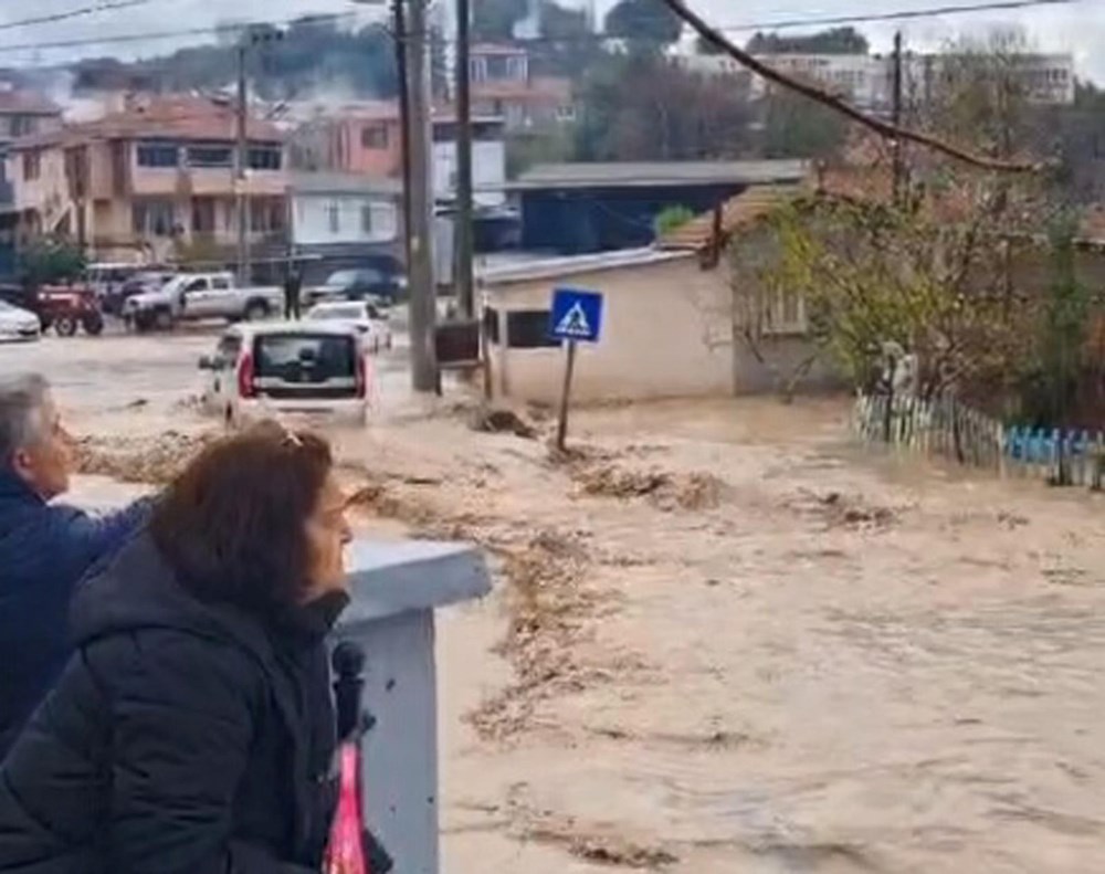 Çanakkale'de sağanak: Dere taştı, sele kapılan araç kepçeyle kurtarıldı - 2