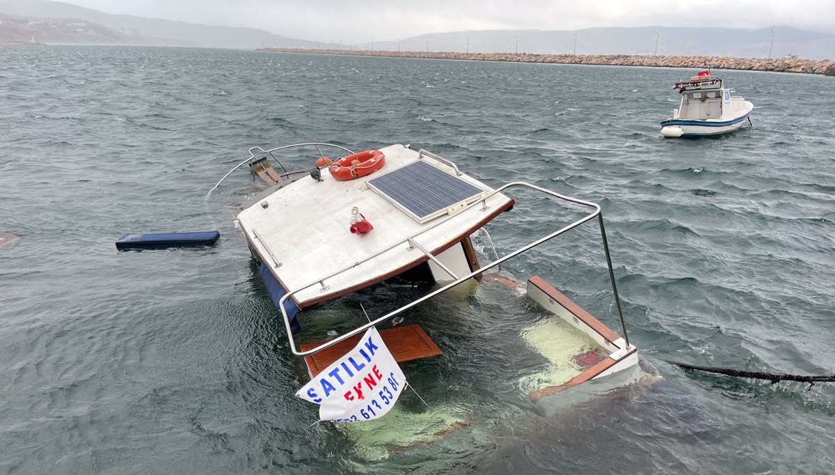 Balıkesir'de limana bağlı tekne, sahibinin gözleri önünde suya gömüldü