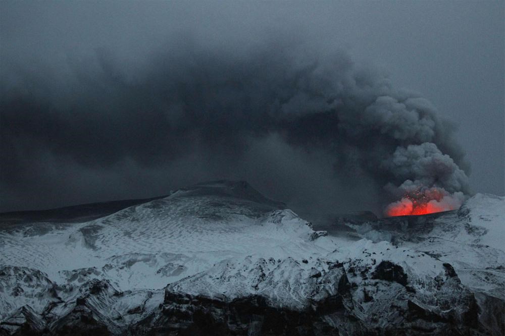 Вулкан в исландии 4. Вулкан в исландии эйяфьятлайокудль. eyjafjallajökull volcano. вулканическое облако. вулканическая зима.