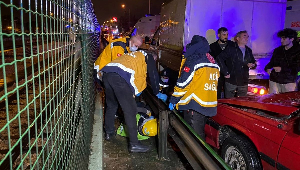 Bakım yapan işçilere otomobil çarptı, 6 kişi yaralandı