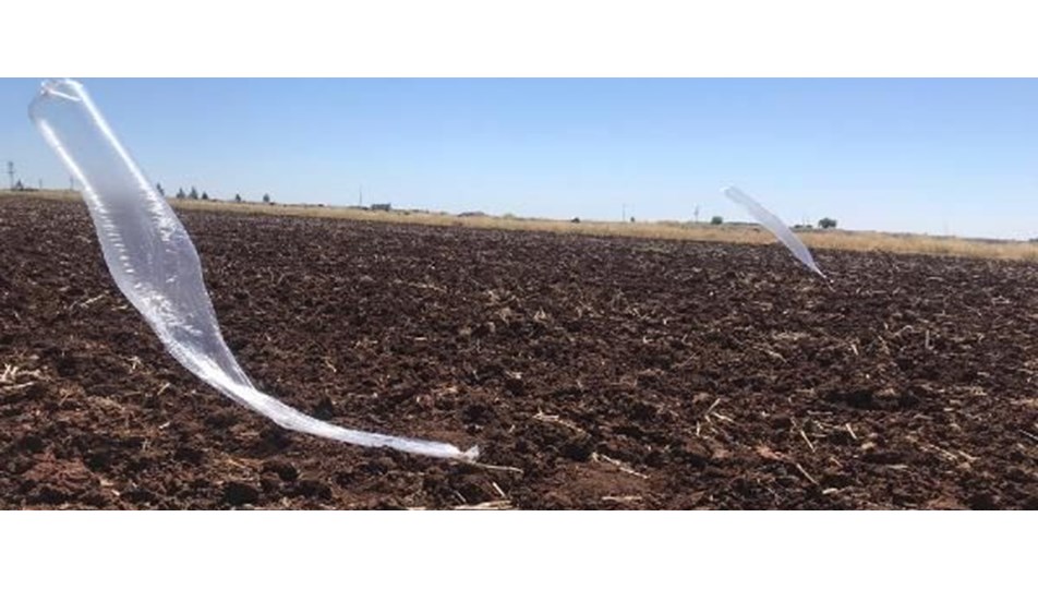 Uçaksavar mermisi bağlı balon tarlaya düştü