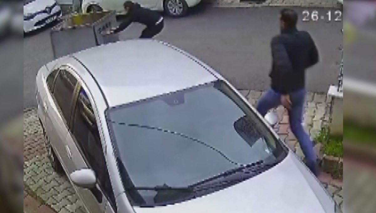 Rüzgarda çöp konteynerinin peşinden koştular