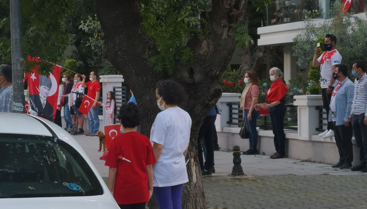 19.19'da İstiklal Marşı balkonlardan okundu