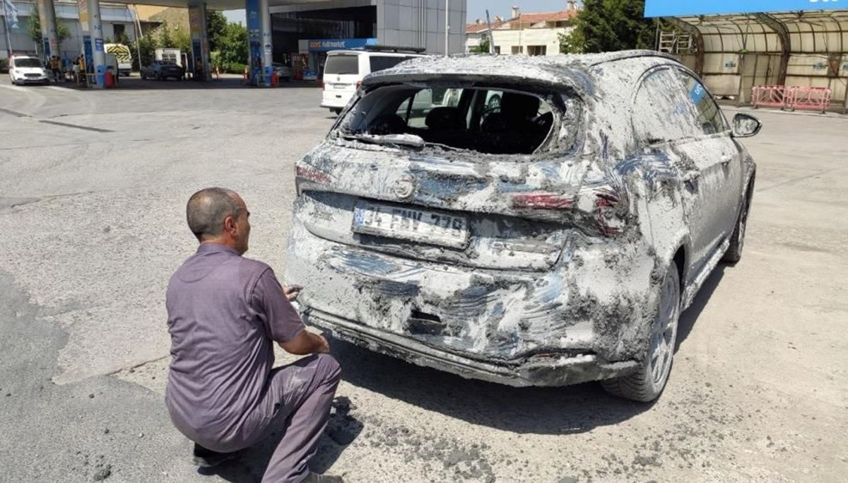 Hafriyat kamyonundaki beton otomobilin üzerine döküldü