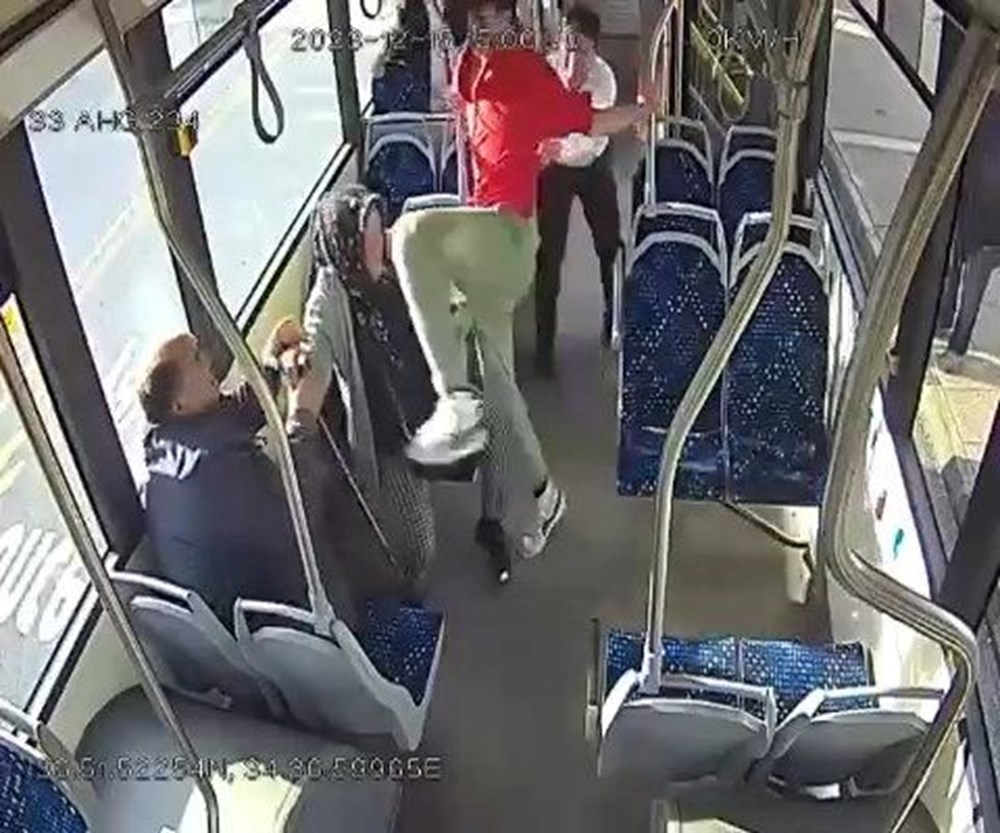 Belediye otobüsünde dehşet anları: Lise müdürü ile oğlu tartıştıkları yaşlı çifti dövdü - 8