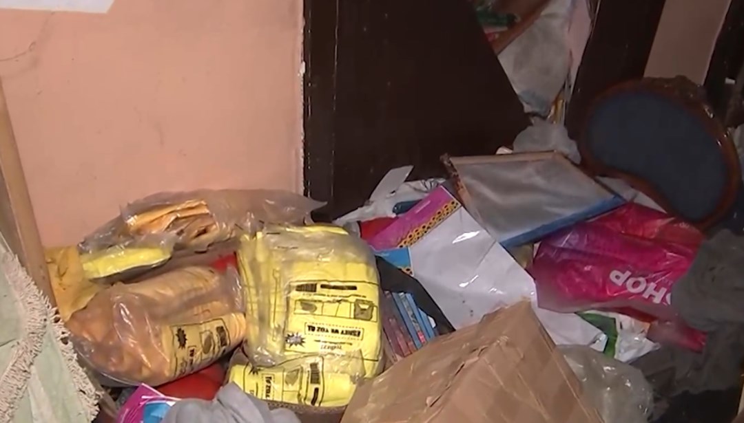 Fatih'te çöp ev: Kötü koku ortaya çıkardıİstanbul'da bina sahipleri