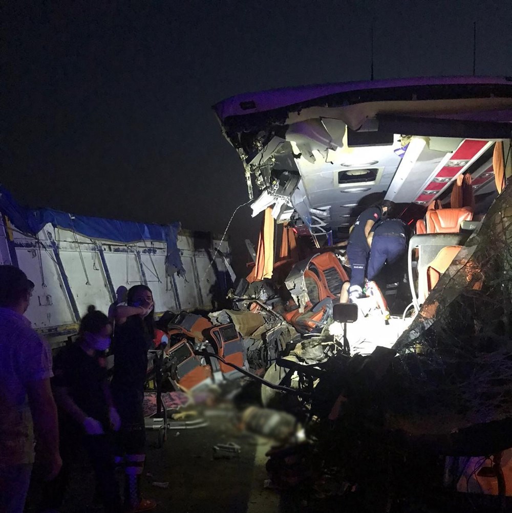 Otobüs kamyona çarptı: 6 kişi öldü, 37 kişi yaralandı - 5