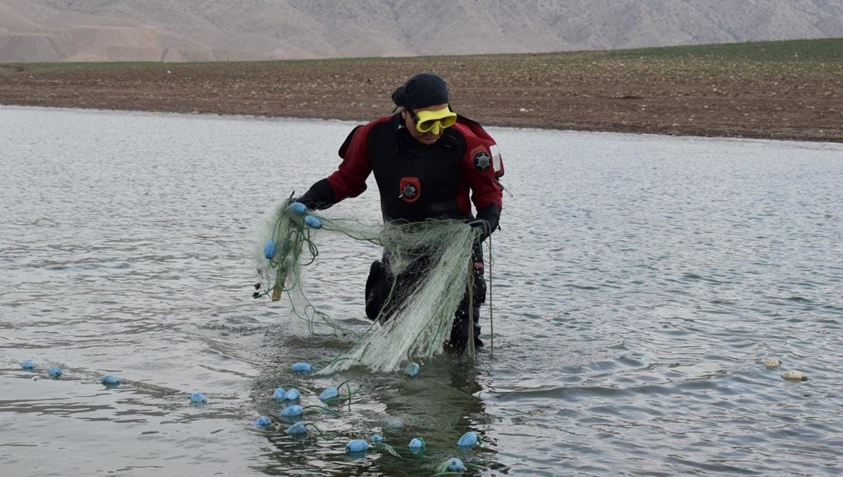 Akarsu ve göletlerden 75 kilogram atık ağ çıktı Akarsu ve göletlerden 75 kilogram atık ağ çıktı