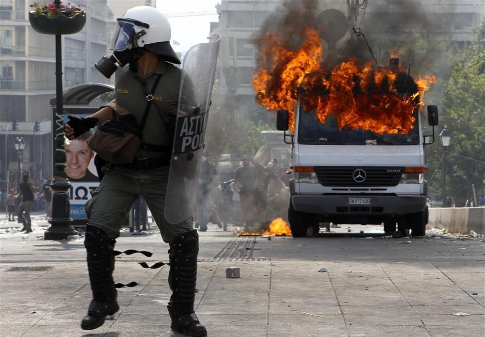 Burning van. В Афинах забастовка переросла в беспорядки. Греция беспорядки фото.