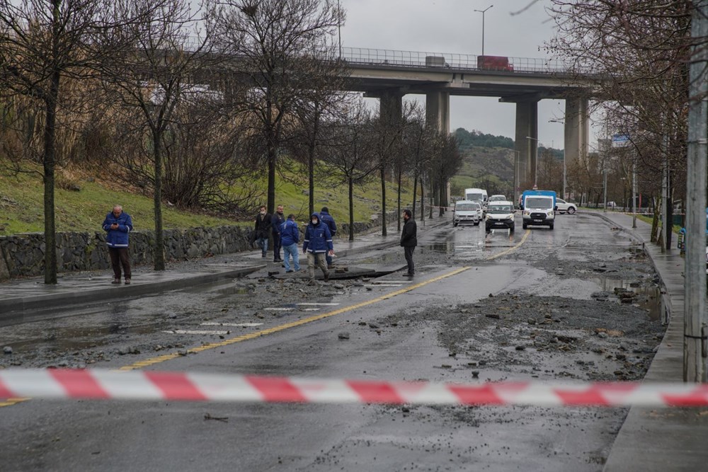 İstanbul'da su borusu patladı, moto kurye açılan çukura düştü - 11