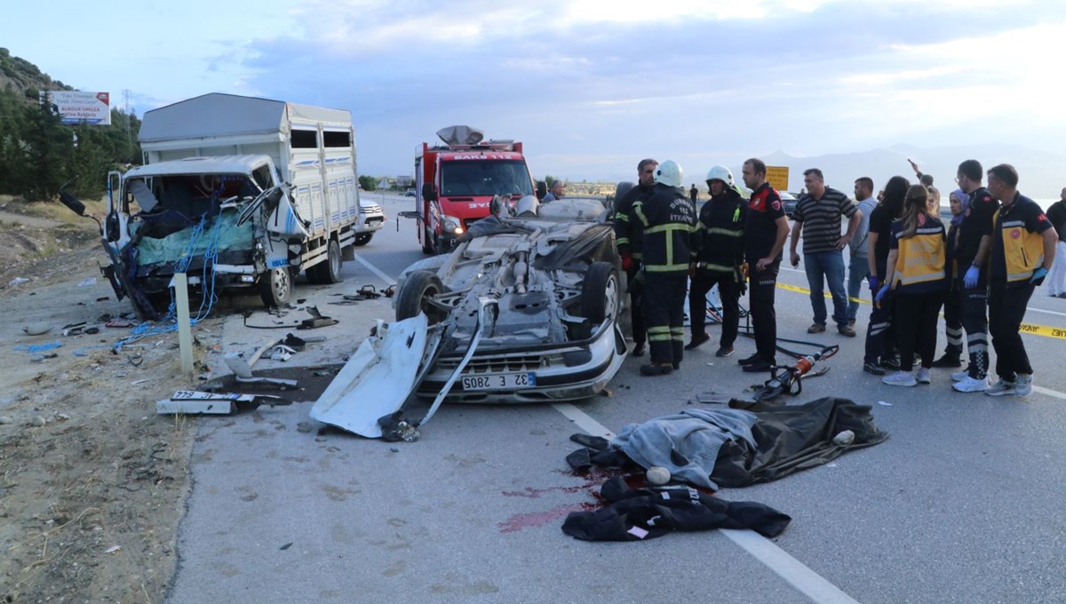 Akşam nişan törenleri vardı: Gelin ve damat adayı feci kazada hayatını kaybetti Akşam nişan törenleri vardı: Gelin ve damat adayı feci kazada hayatını kaybetti