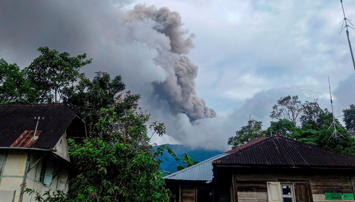 Endonezya'da Merapi Yanardağı patladı: 11 ölü