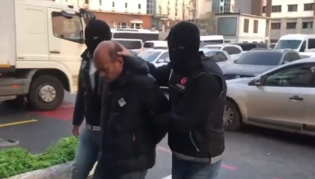 Kırmızı bültenle aranan 2 kişi İstanbul'da yakalandı Kırmızı bültenle aranan 2 kişi İstanbul'da yakalandı