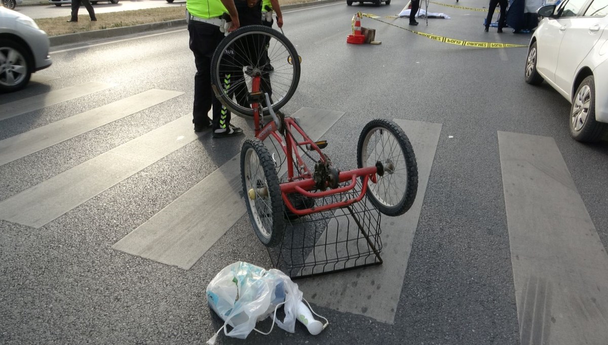 Bisikletle yolun karşısına geçerken otomobilin çarptığı kadın öldü Bisikletle yolun karşısına geçerken otomobilin çarptığı kadın öldü