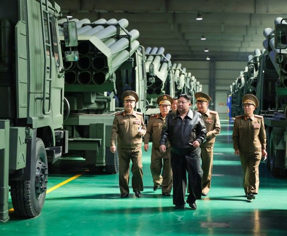 Kim Jong-Un silah fabrikalarını denetledi: Deneme atışında hedefi 12'den vurdu - 2