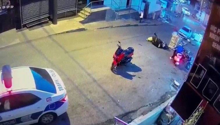 Ters yönde seyreden motosiklet sürücüsü polisi ezdi