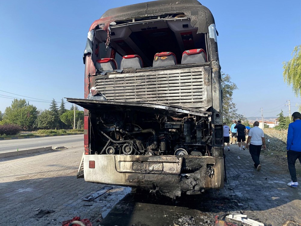 Manisa'da futbolcuları taşıyan otobüs yandı - 6