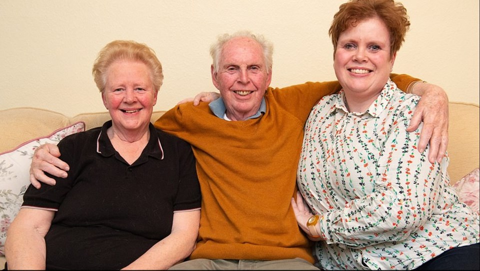 79 yaşındaki emekli denizci eşi ve kızıyla birlikte İngiltere'nin Epsom kentinde yaşıyor.