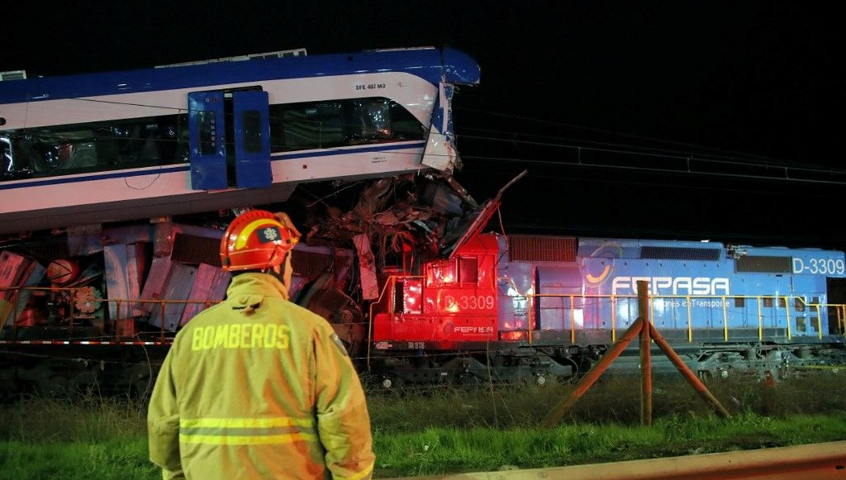 Şili’de iki tren kafa kafaya çarpıştı: 2 ölü, 9 yaralı