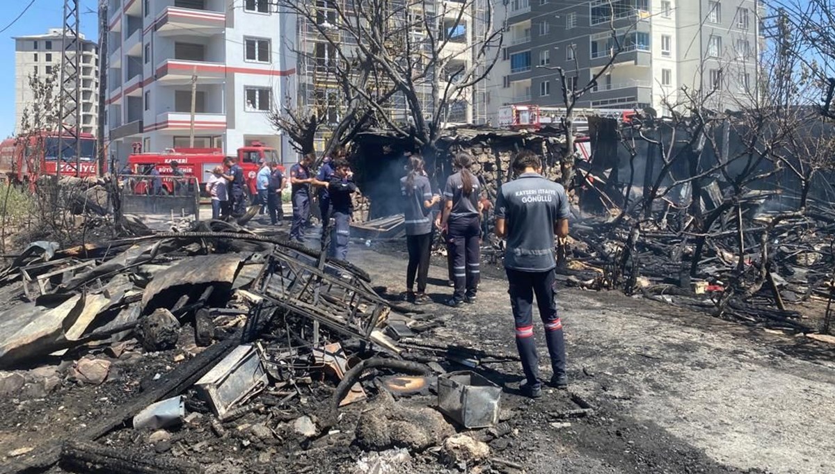 Çocukların attığı torpil evi yaktı