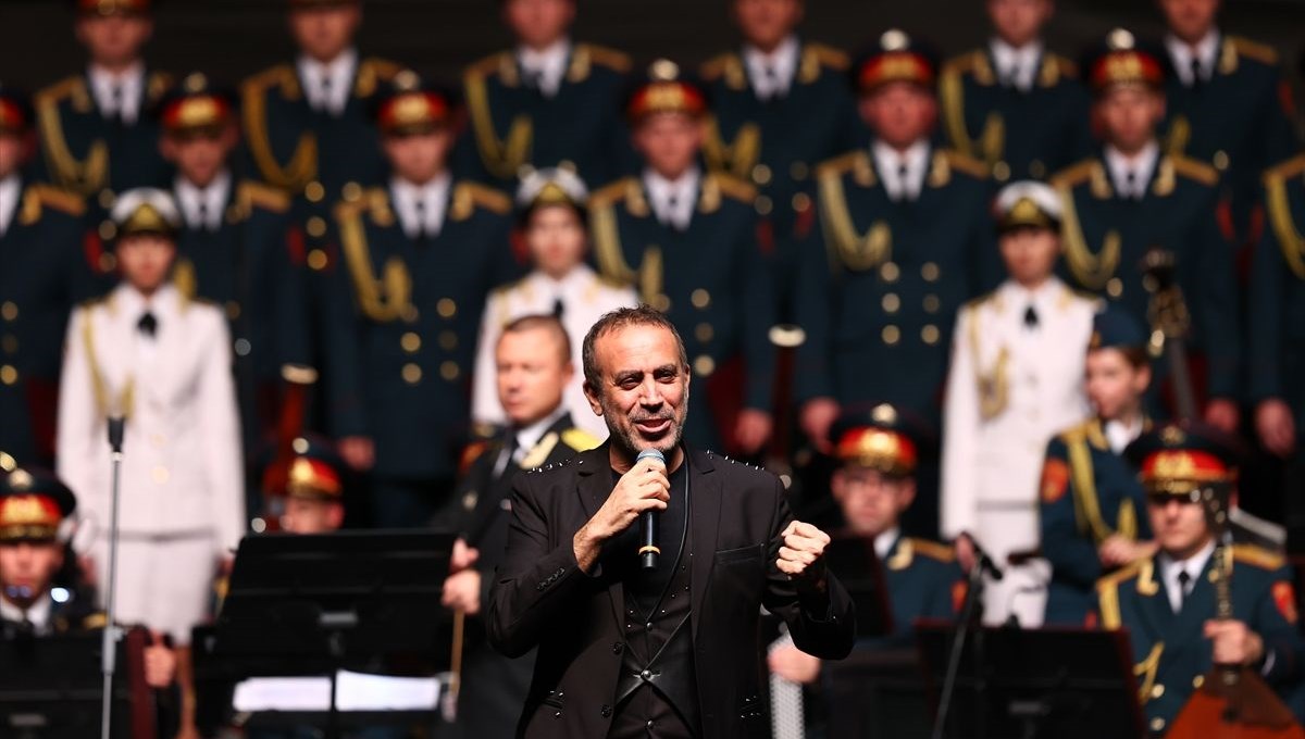 Rus Kızılordusu Korosu ve Haluk Levent Cumhuriyet marşlarını seslendirdi