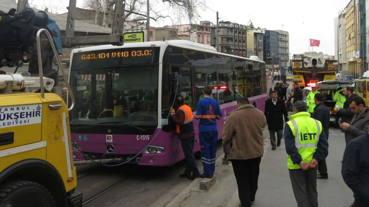 kadikoy de halk otobusu kazasi direksiyon kilitlendi iddiasi