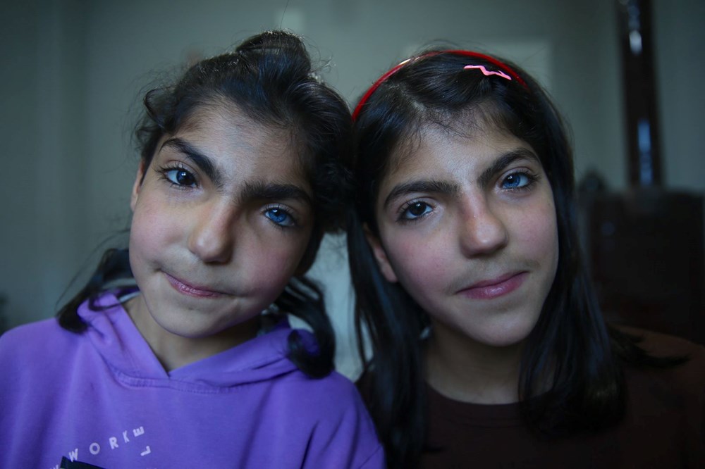 Görenler fotoğraf çektiriyor: Biri mavi biri siyah gözlü kardeşler ilgi odağı oldu - 3