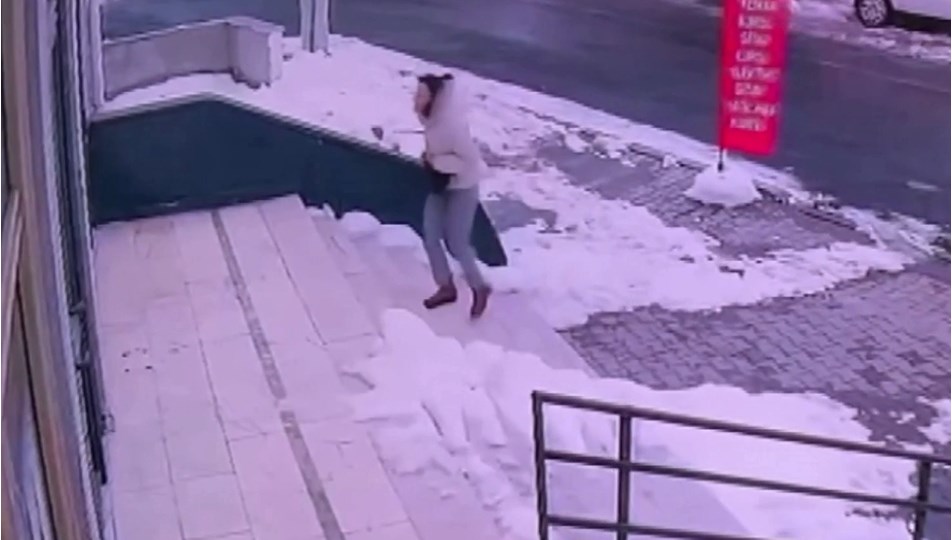 Eski eşi tarafından vurulan kadın hayatını kaybetti: Kadının iş yerine sığınma anı kamerada