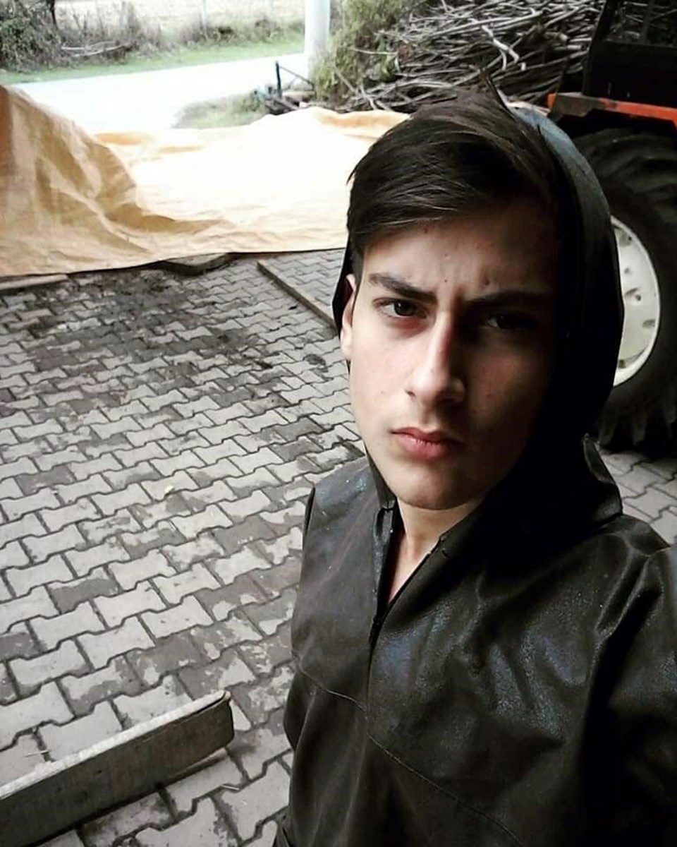 Mezuniyet kıyafeti ile fotoğraf paylaşan liseli Aydoğan, motosiklet kazasında öldü - 1