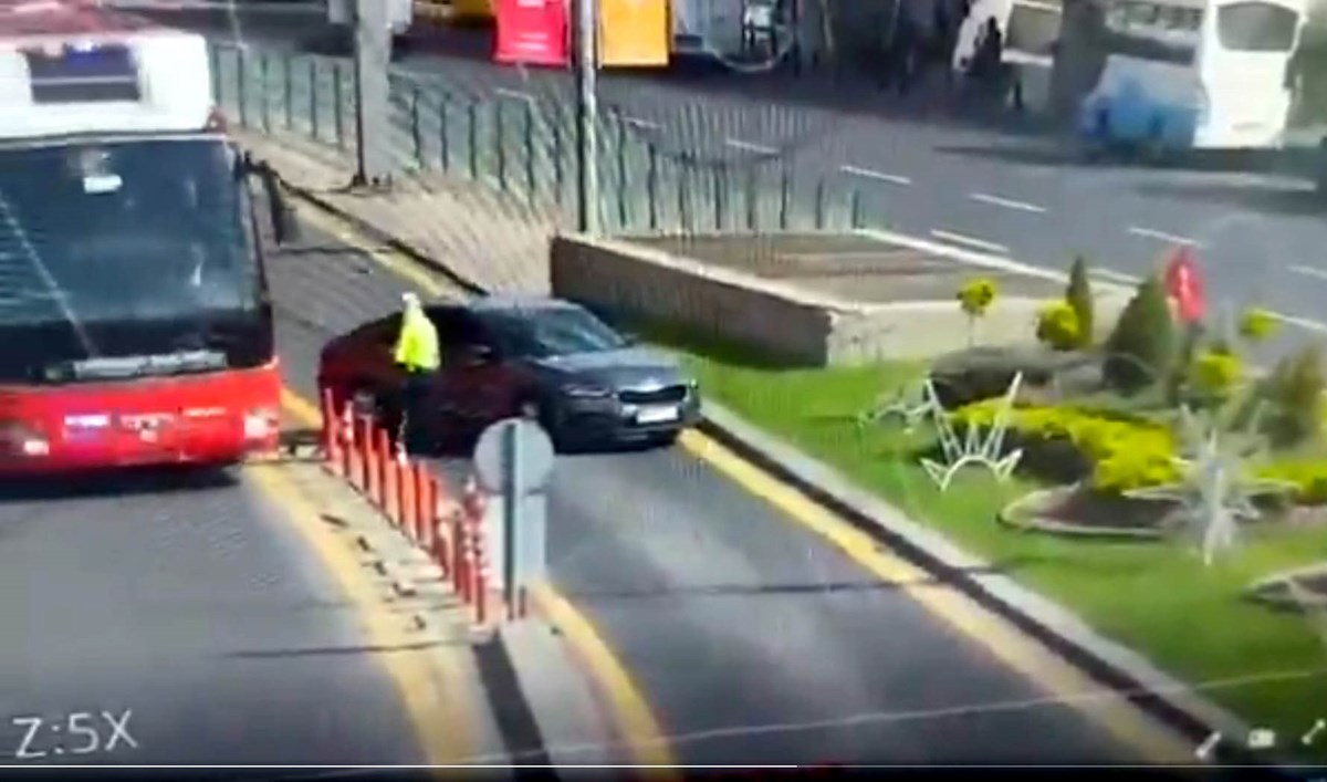 Otobüs şoförünün, aracı polisin üzerine sürdüğü anlar. Otobüs şoförünün, aracı polisin üzerine sürdüğü anlar.