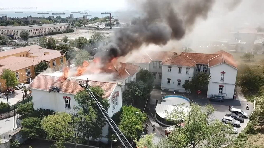 İstanbul Balıklı Rum Hastanesi'nde yangın: Olay yerinden ilk kareler - 7