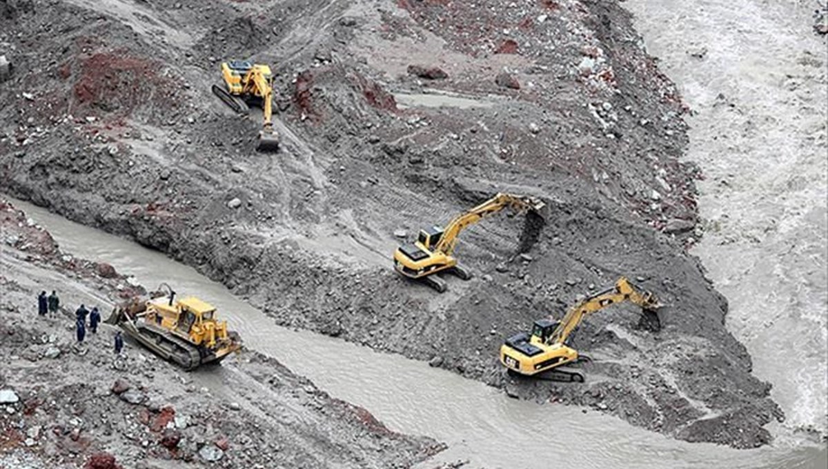 Gürcistan'da toprak kayması can aldı: 5 ölü Gürcistan'da toprak kayması can aldı: 5 ölü