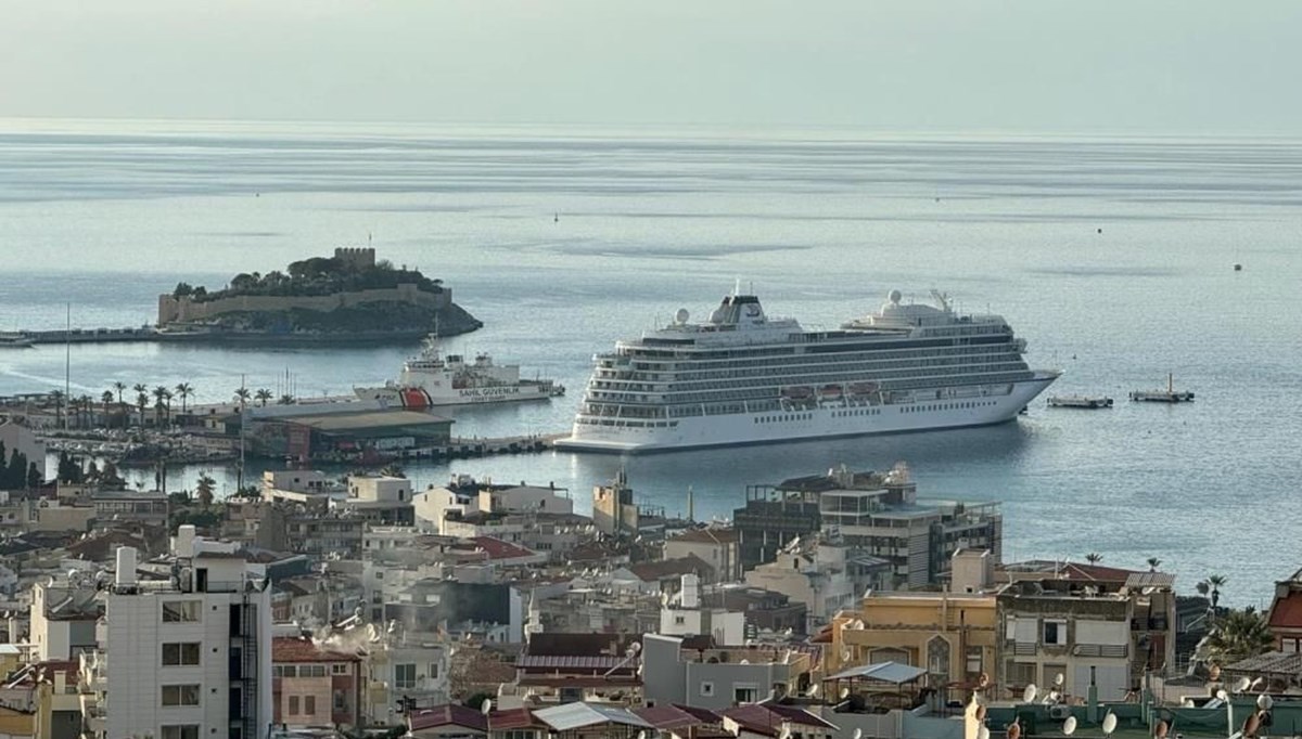 Bahama bayraklı kruvaziyer Kuşadası'na yanaştı