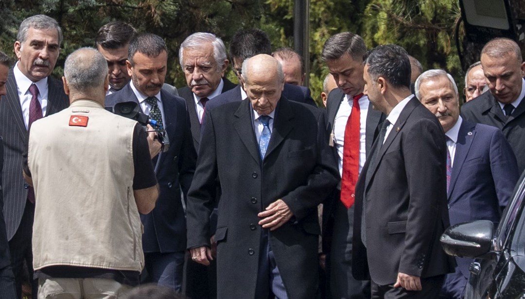 Devlet Bahçeli'den iki ay sonra ilk görüntü: Türkeş'in mezarını ziyaret etti
