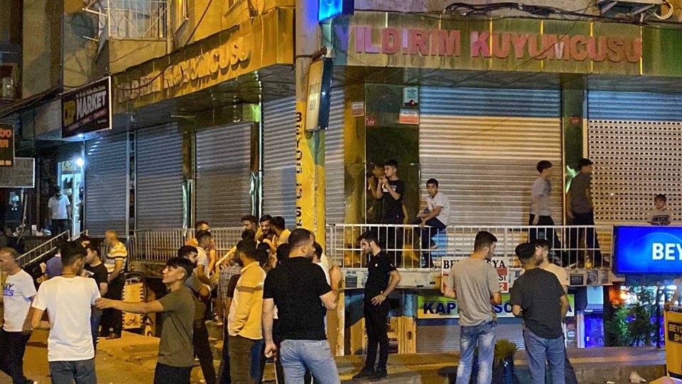Diyarbakır'da 'kuyumcu vurgunu' iddiası: Müşteriler iş yeri önünde toplandı - 1