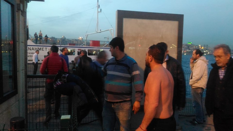 Eminönü'nde otomobil denize uçtu: 1'i çocuk 2 kişi kurtuldu - 1