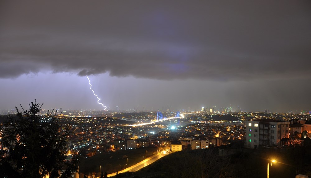 İstanbul'da şimşekli gece - 1
