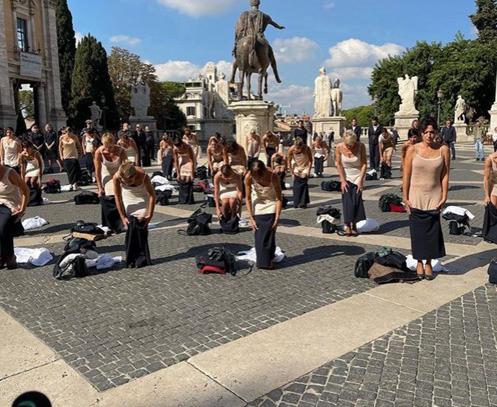 Alitalia uçuş görevlileri Roma meydanında soyunarak protesto düzenledi - 6