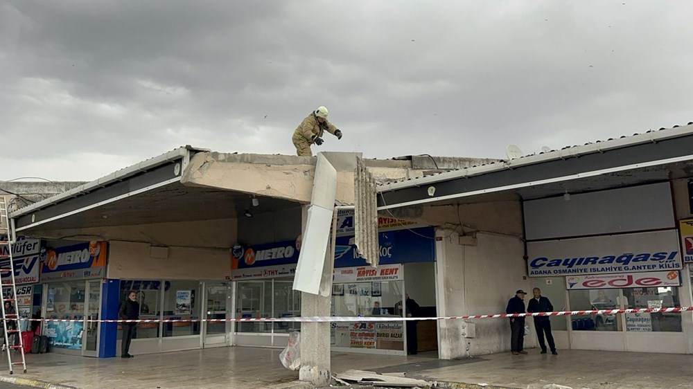 Şiddetli rüzgar Harem Otogarı'nda çatı uçurdu - 3