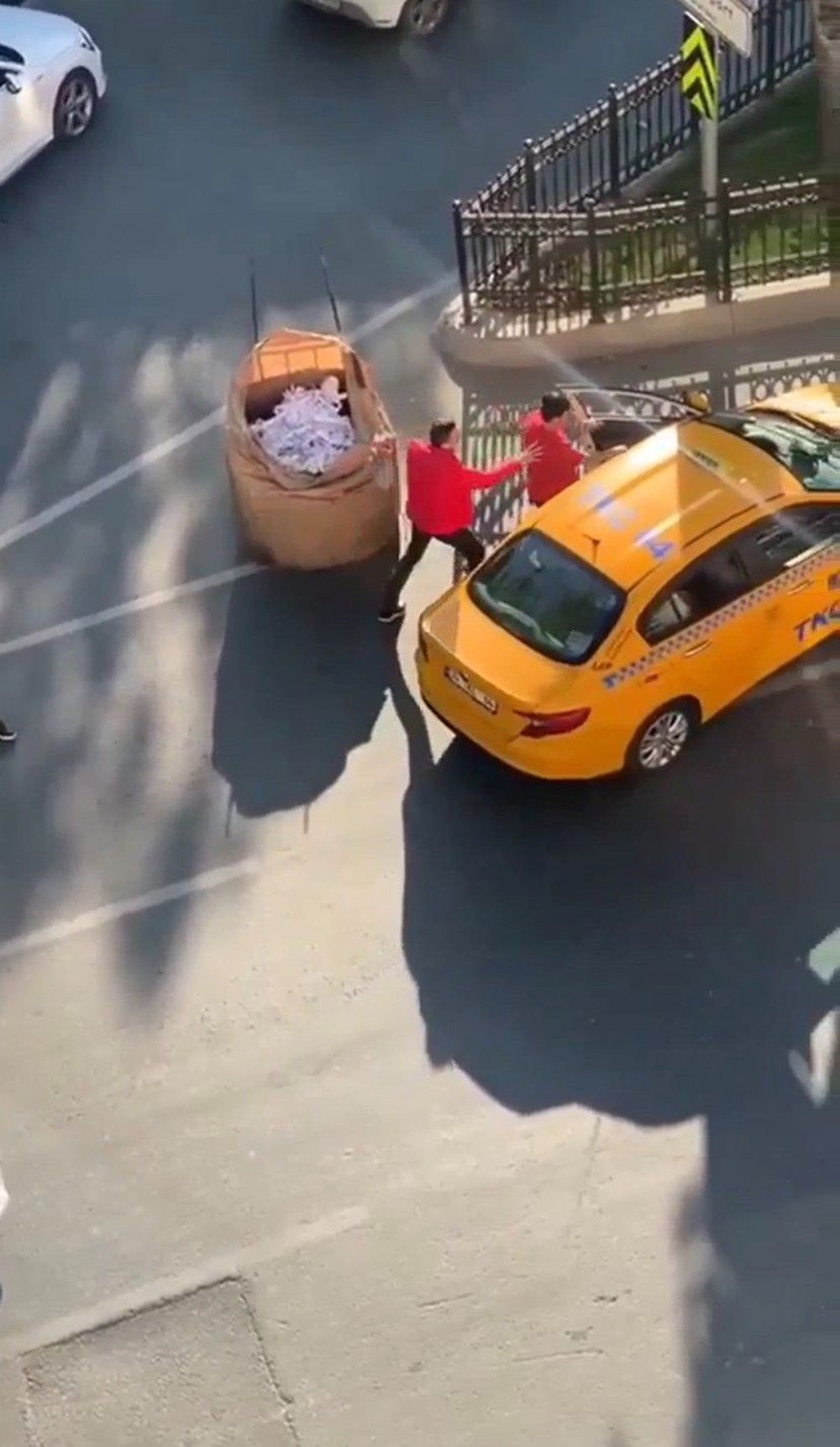 İki taksicinin müşteri kavgası: Caddeyi boks ringine çevirdiler - 6