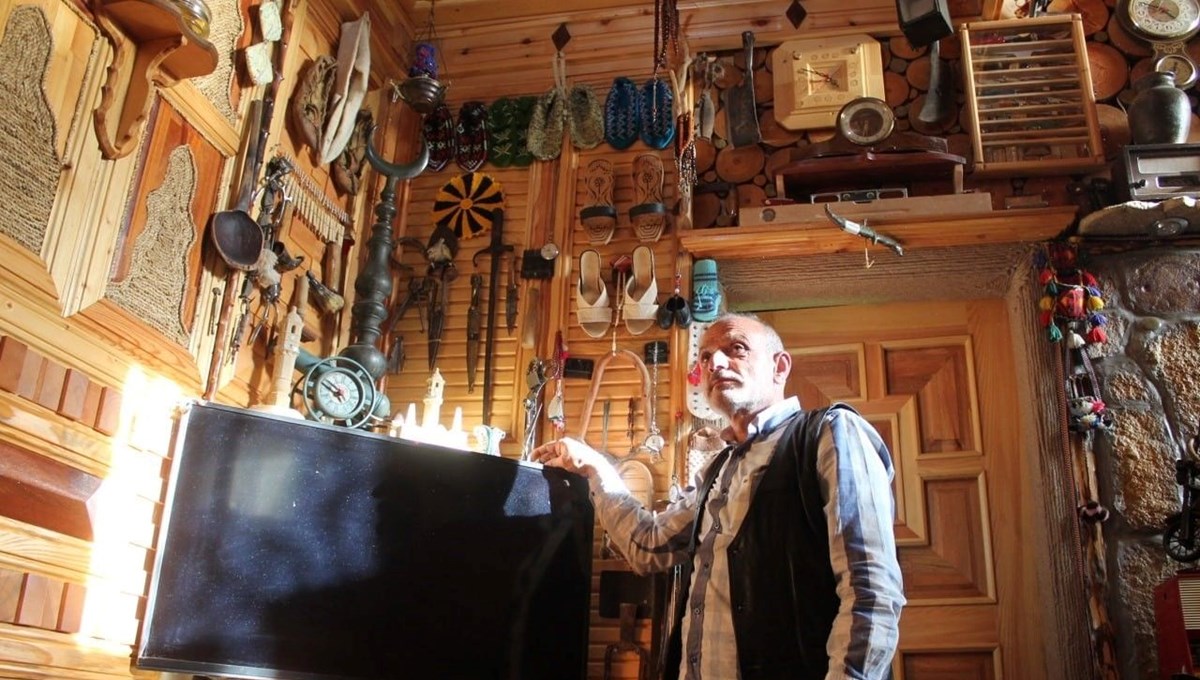 En eski parça 300 yıllık düdüklü tencere: Evinde bin parça eşya sergiliyor