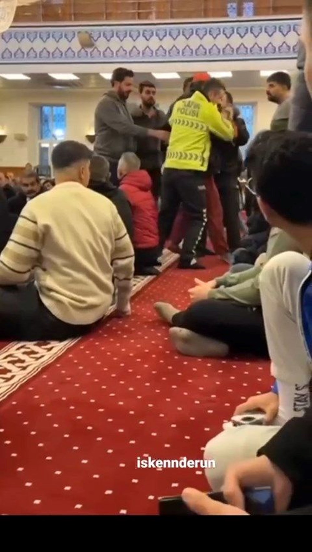 Örümcek
Adam kostümüyle bayram namazı: Cemaat ihbar etti, polis dışarı çıkardı - 2