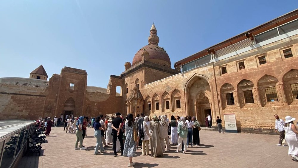İshak Paşa Sarayı bayramda ziyaretçilerini ağırlıyor - 1