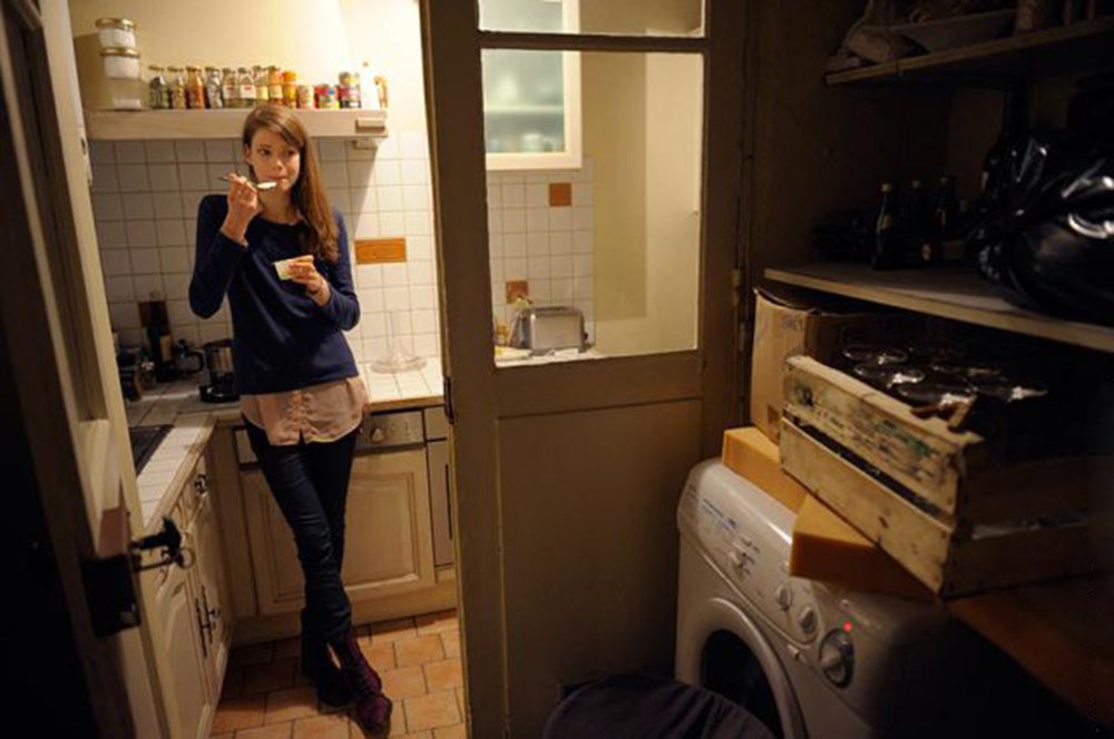 Моя девушка живет одна. Когда девушка переехала к парню. Жить одной приколы. Yaoyao ma van as иллюстрации. Когда живешь один и с девушкой.