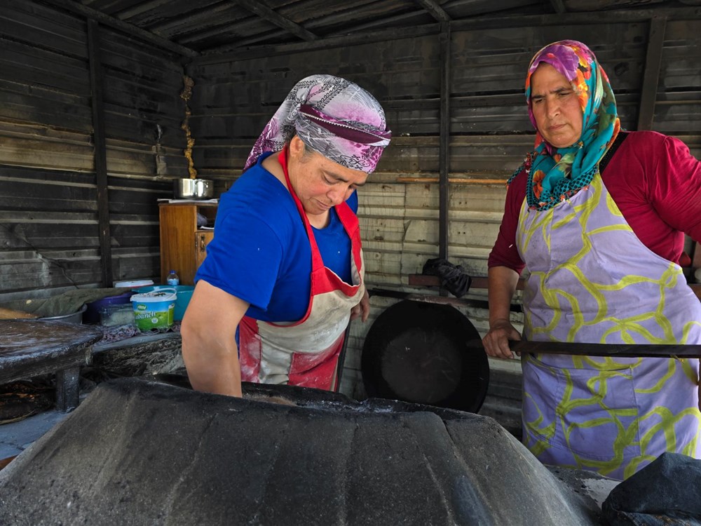 Ekmeklerini ateşten çıkarıyorlar: Sabahın erken saatlerinde tandır mesaisi - 1