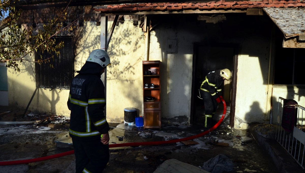 Annesi ile 2 kardeşini rehin alıp, evi ateşe verdi