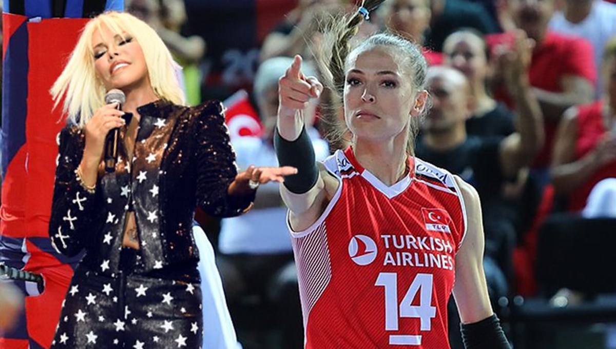 Eda Erdem'den Ajda Pekkan’a forma hediyesi