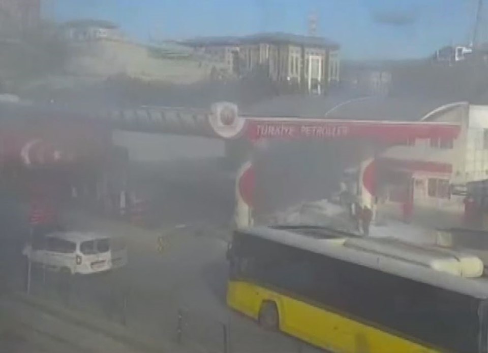 SON DAKİKA HABERİ: Eyüpsultan'da akaryakıt istasyonuna araç girdi - 1