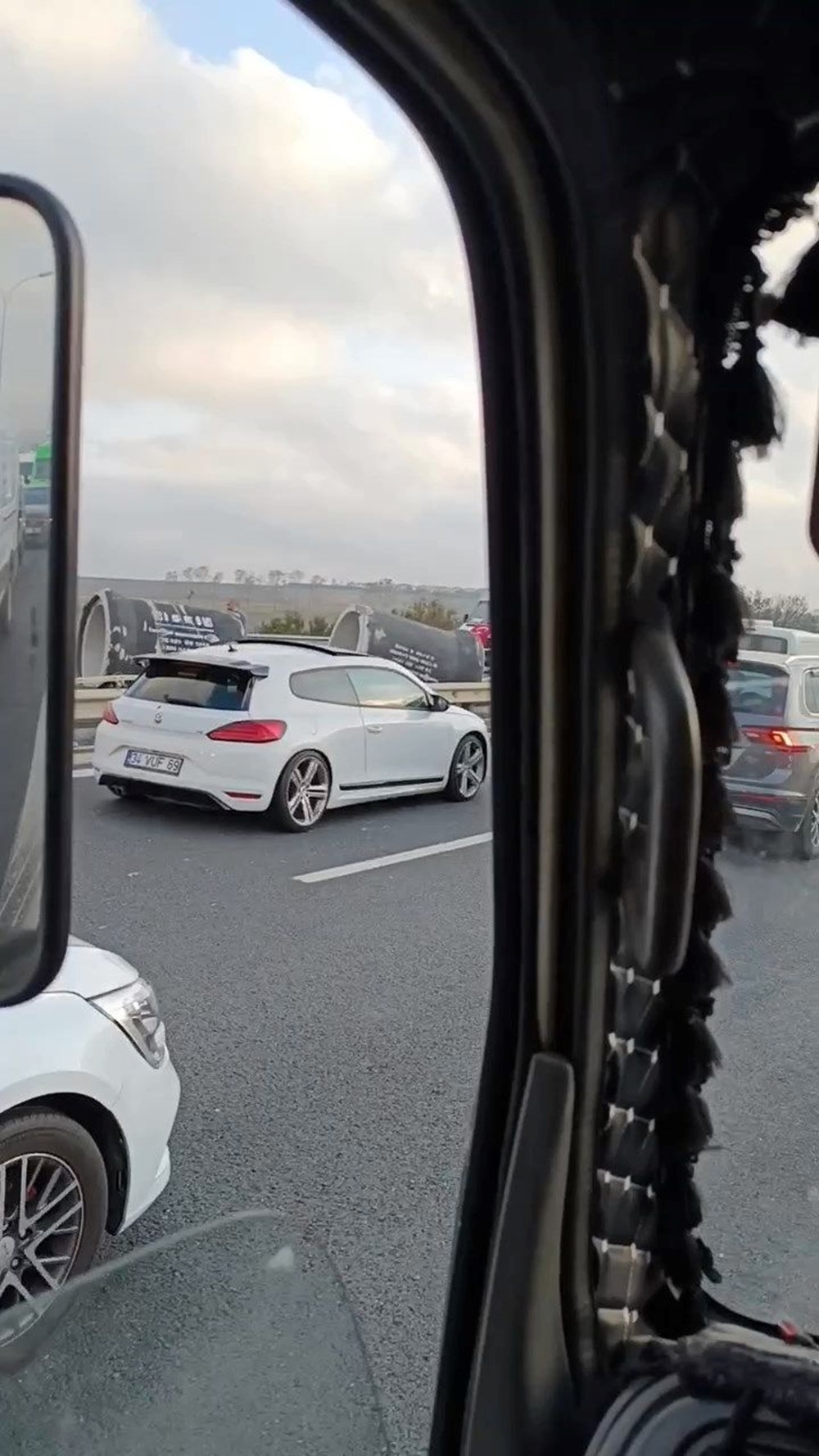 TEM’de facia ucuz atlatıldı (Beton borular yola savruldu) - 6