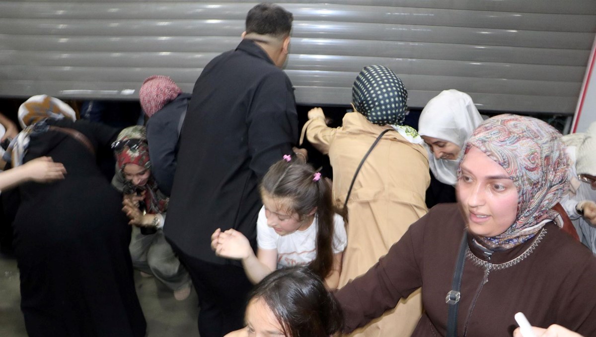 AVM'de yüzde 50 indirim izdihamı